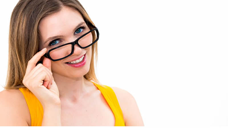 6 Makeup Tips for Girls Who Wear Glasses