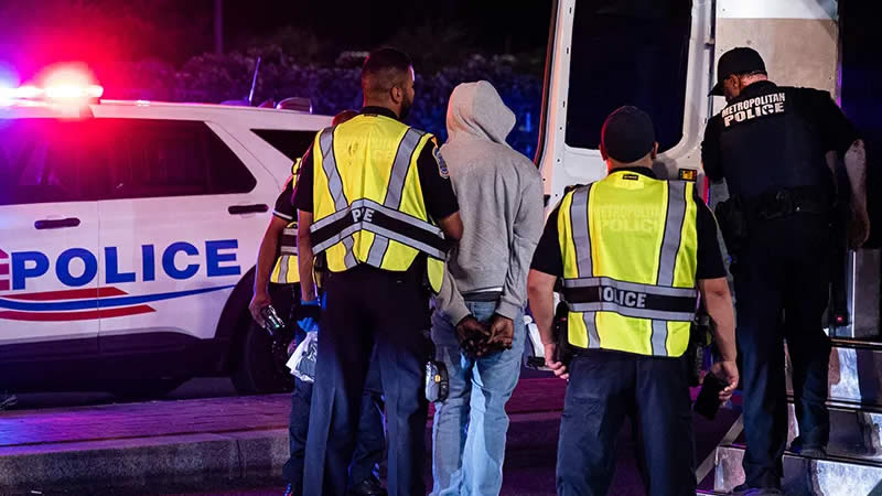 federal agents detaining man Lamont streets