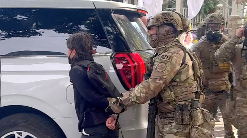 federal agents detain a person in the Old Irving Park