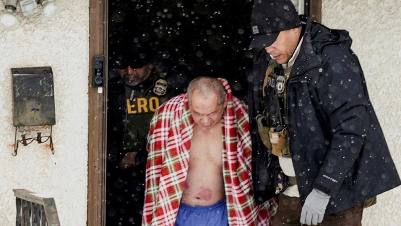 Reuters captured ICE breaking down a door